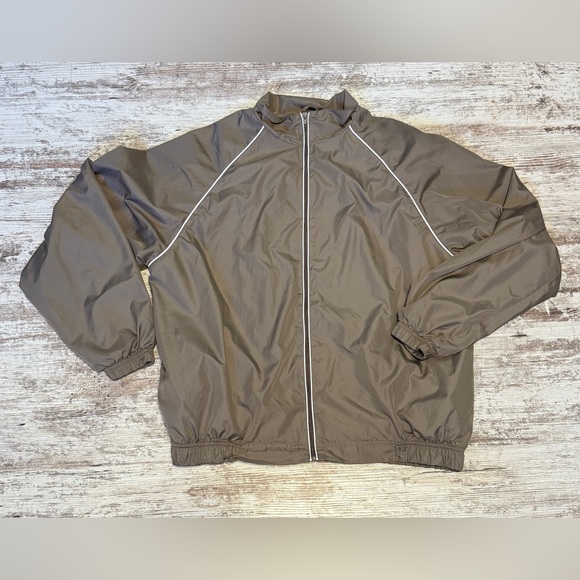 TravelSmith Men's Taupe Windbreaker jogger set - Picture 1 of 7